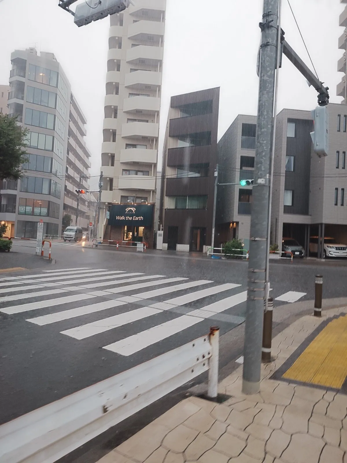 突然のゲリラ雷雨！悪天候時の車両回送で意識すること